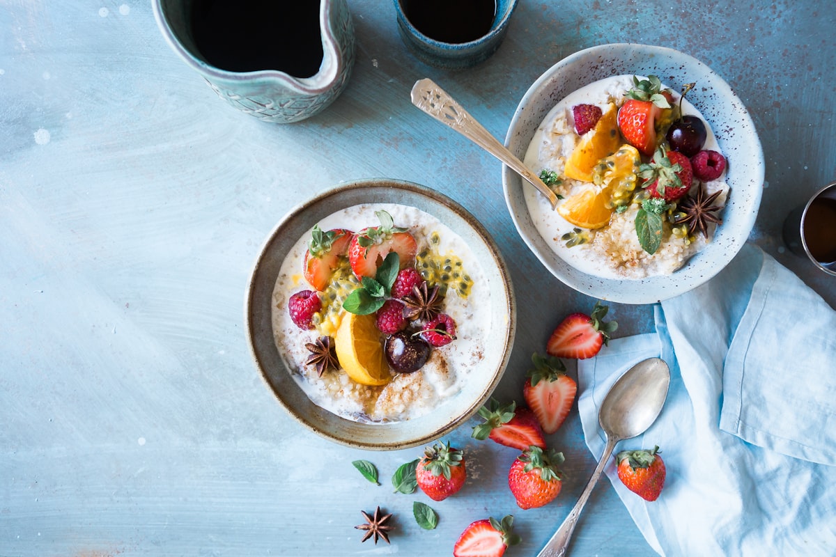 Repas équilibré avec protéines, glucides et légumes